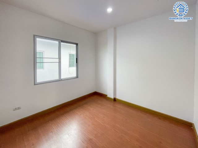 *****ทาวน์เฮ้าส์มือสองย่านกรุงเทพฯ ม.ไอ ดีไซน์ วงแหวน-รามอินทรา #หลังมุม เนื้อที่กว้างขวางมากถึง 30.4 ตร.ว. ฟังก์ชันจัดเต็ม 4 ห้องนอน 2 ห้องน้ำ 1 ที่จอดรถ บ้านสภาพสวย น่าอยู่อาศัย  บนทำเลเยี่ยม เชื่อมต่อถ.วงแหวน-รามอินทรา ถ.คู้บอน ถ.ปัญญา-รามอินทรา ถ.จตุโชติ ใกล้แฟชั่นไอส์แลนด์